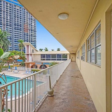 Private Hallandale Beach Studio Wbath Walking Distance To The Beach Pool Free Parking Exteriör bild