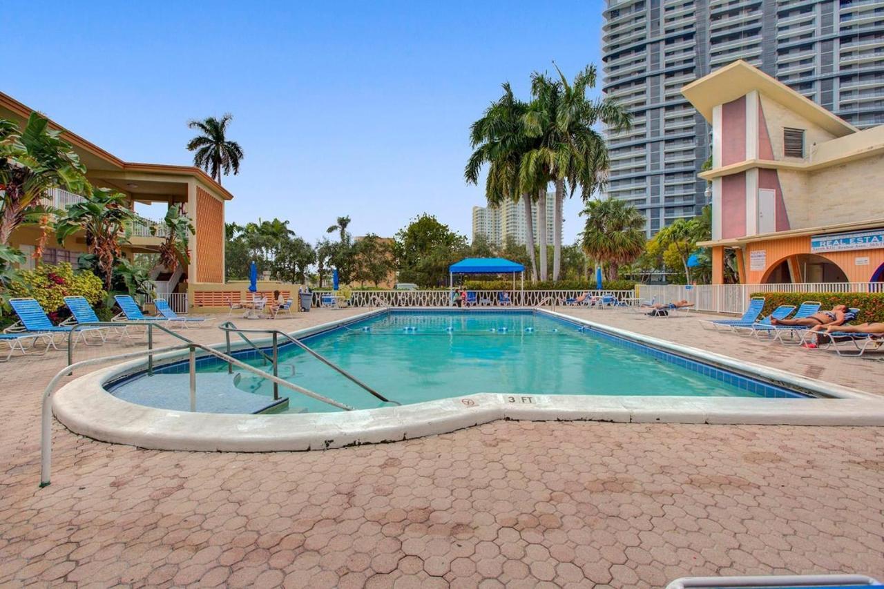 Private Hallandale Beach Studio Wbath Walking Distance To The Beach Pool Free Parking Exteriör bild